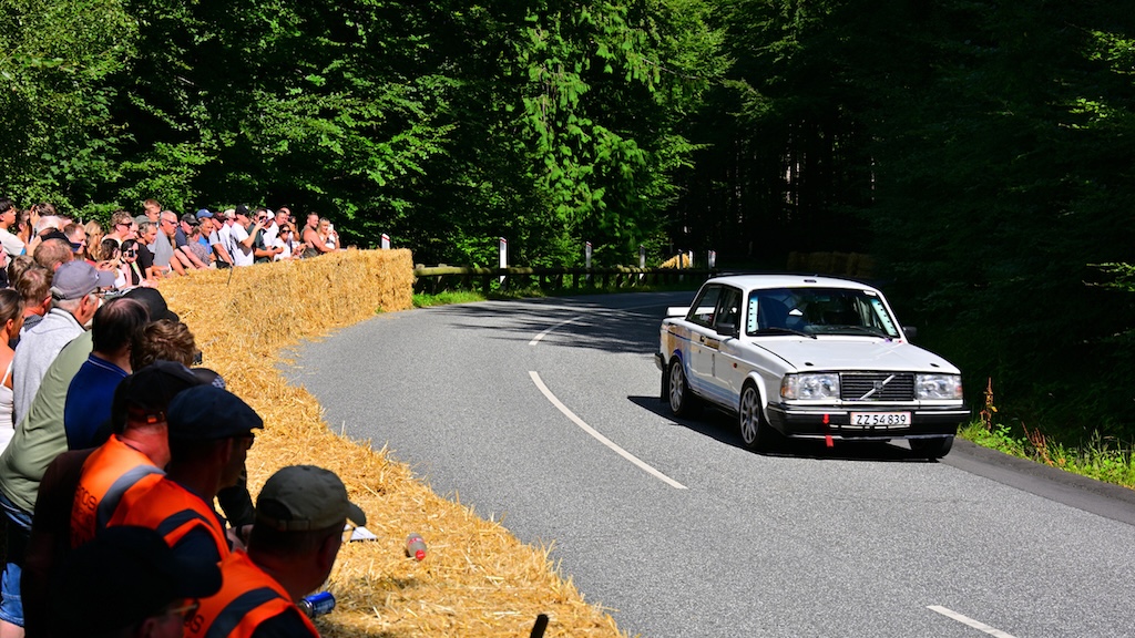 Kurt Mejer er her gennemførte Munkebjerg Hillclimb på en 7. Plads i klasse 7B. Han havde måske ikke helt de ønskede hestekræfter til rådighed efter en omfattende motorreparation om aftenen mellem Munkebjerg Sprint og Munkebjerg Hillclimb.
(Foto: Michael Eisenberg)